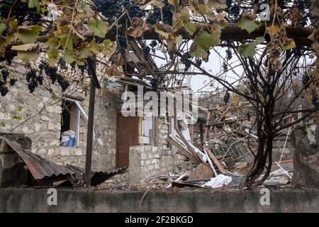 STEPANAKERT, BERG-KARABACH - NOVEMBER 06: Ein Wrack eines Hauses, das durch einen aserbaidschanischen Militärschlag in Stepanakert zerstört wurde, der de facto Hauptstadt der selbsternannten Republik Arzakh oder Berg-Karabach, de jure Teil der Republik Aserbaidschan am 06. November 2020. Die Kämpfe zwischen Armenien und Aserbaidschan um Berg-Karabach, auch bekannt als die Republik Arzakh, brachen Ende September in einen sechswöchigen Krieg mit beiden Ländern aus, die sich gegenseitig der Provokation beschuldigten, die Tausende Tote hinterließ. Stockfoto