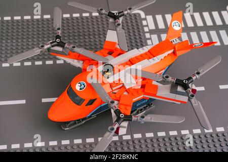 Tambow, Russische Föderation - 20. Januar 2020 Lego Hochleistungs-Quadrocopter mit 4 rotierenden Rotoren auf Straße Grundplatten Hintergrund. Stockfoto