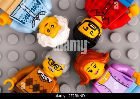 Tambow, Russische Föderation - 17. Januar 2021 Lego minifiguren - zwei Generationen einer Familie. Grauer Grundplattenhintergrund. Stockfoto
