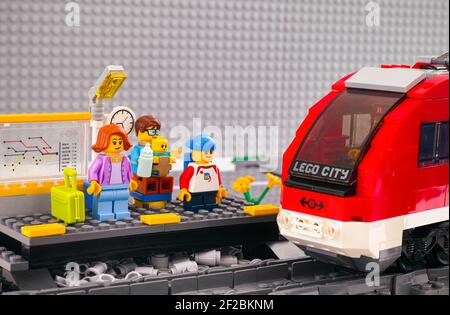 Tambow, Russische Föderation - 03. März 2021 Lego Familie steht auf dem Bahnsteig und wartet auf den kommenden Zug Stockfoto
