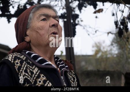 STEPANAKERT, BERG-KARABACH - NOVEMBER 06: Eine ältere Frau in Stepanakert, der de facto Hauptstadt der selbsternannten Republik Arzakh oder Berg-Karabach de jure Teil der Republik Aserbaidschan am 06. November 2020. Die Kämpfe zwischen Armenien und Aserbaidschan um Berg-Karabach, auch bekannt als die Republik Arzakh, brachen Ende September in einen sechswöchigen Krieg mit beiden Ländern aus, die sich gegenseitig der Provokation beschuldigten, die Tausende Tote hinterließ. Stockfoto