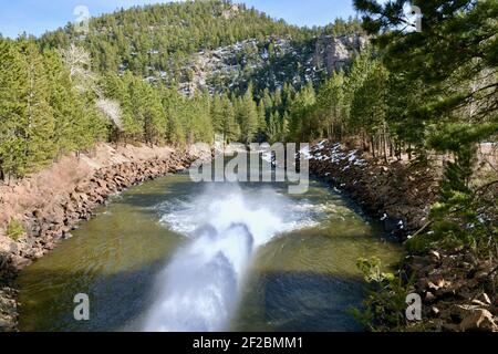 Wasser-strömungsregulierende Auslassöffnung am Button Rock Dam im Button Rock Preserve in Lyons, Colordo. Stockfoto