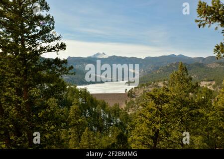 Blick auf Longs Peak und Twin Sisters, im Rocky Mountain National Park, und den Button Rock Dam und Ralph Price Reservoir in Lyons, Colorado. Stockfoto