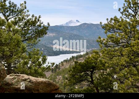 Blick auf Longs Peak, im Rocky Mountain National Park, und das Ralph Price Reservoir in Lyons, Colorado vom Button Rock Preserve und Dam. Stockfoto