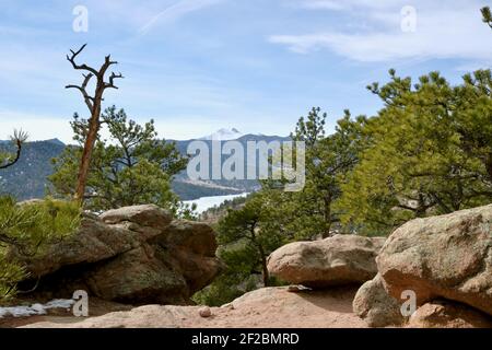 Menschen, die eine Pause mit ihrem Hund von Wandern zu Sleepy Lion und dem Ralph Price Reservoir in Lyons, Colorado von Button Rock Preserve und Dam. Stockfoto