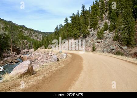 Wanderwege entlang des North Saint Vrain Creek, der vom Ralph Price Reservoir in Lyons, Colorado, vom Button Rock Preserve und Dam fließt. Trailhead. Stockfoto