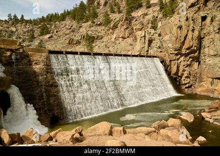 Wasserfall vom North Saint Vrain Creek, der vom Ralph Price Reservoir in Lyons, Colorado Button Rock Preserve und Dam Trailhead fließt. Stockfoto