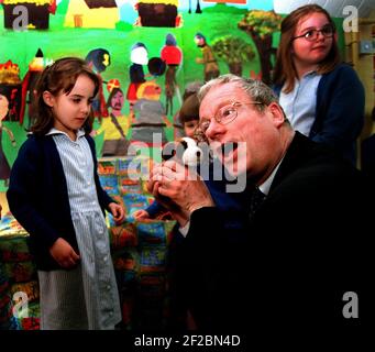 CHRIS SMITH, STAATSSEKRETÄR FÜR KULTUR, MEDIEN UND SPORT, BESUCHT ST PETER'S C DER E-GRUNDSCHULE IM ZENTRUM VON LONDON, UM DIE MUSEUMSWOCHE ZU FEIERN. DIE SCHÜLER BRACHTEN PERSÖNLICHE GEGENSTÄNDE VON BEDEUTUNG MIT, DIE SIE IN EINEM MUSEUM SEHEN MÖCHTEN Stockfoto