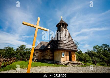 Schöne Holzkirche in Wola Michowa, polnisch Bieszczady Berge im Sommer. Stockfoto