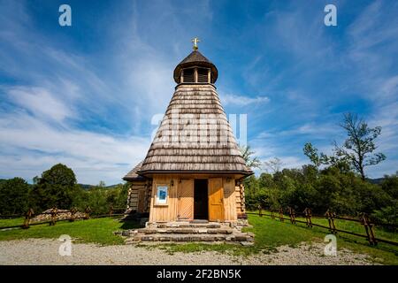 Schöne Holzkirche in Wola Michowa, polnisch Bieszczady Berge im Sommer. Stockfoto