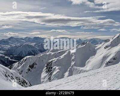 skimo, Skibergsteigen oberhalb von goms im Kanton wallis mit Blick auf den Matterhon. Wolkiger Tag in den Bergen Stockfoto