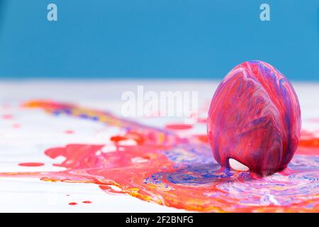 Malen Ostereier, Vorbereitung für den Frühlingsurlaub, Flüssige Marmorstruktur, Marmortinte bunt, fließende Kunst abstrakter Trend, Copyspace Stockfoto