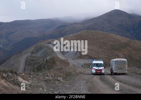 KALBAJAR, BERG-KARABACH - NOVEMBER 07: Autos fahren durch die 300 Kilometer lange Straße, die 2017 gestartet wurde und die besetzten aserbaidschanischen Städte Aghdara und Kalbajar am 07. November 2020 mit der armenischen Stadt Vardenis verbindet. Die Kämpfe zwischen Armenien und Aserbaidschan um Berg-Karabach in der selbsternannten Republik Arzakh, einem Teil der Republik Aserbaidschan, brachen Ende September in einen sechswöchigen Krieg mit beiden Ländern auf, die sich gegenseitig der Provokation beschuldigten, die Tausende Tote hinterließ. Stockfoto