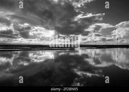 Schwarz-Weiß-Bild der Reflexionen auf Chalkwell Beach, in der Nähe von Southend-on-Sea, Essex, England Stockfoto