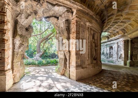 Cryptoporticus (Criptoportico) im Englischen Garten ist eine der malerischsten Ecken des Caserta Royal Palace. Caserta, Italien Stockfoto