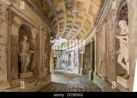 Cryptoporticus (Criptoportico) im Englischen Garten ist eine der malerischsten Ecken des Caserta Royal Palace. Caserta, Italien Stockfoto