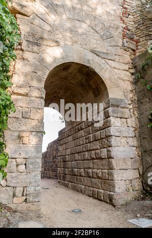 Porta Rosa (Rosa Tor) ist ein Gebäude der IV sec B.C. in der antiken Stadt Velia, es ist der alte Rundbogen in Italien und in der ganzen griechischen Welt Stockfoto