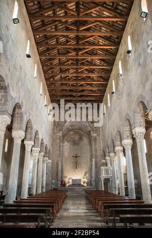 Die Kuppel von Casertavecchia, die Kathedrale von San Michele Arcangelo und sein Glockenturm, Erzengel St. Michael. Kleine mittelalterliche Stadt Stockfoto