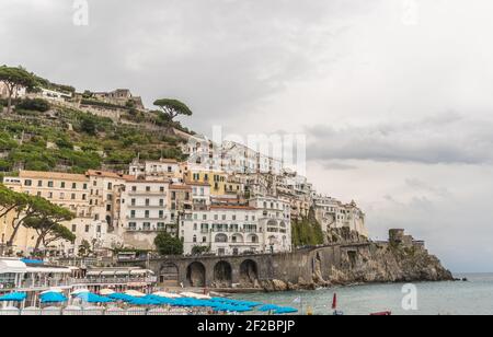 Panoramablick auf schöne Amalfi in grauen Farben in Autums auf Hügeln, die hinunter zur Küste, Kampanien, Italien. Amalfi Küste ist die beliebteste Reise und Stockfoto