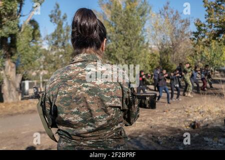 JEREWAN, ARMENIEN – NOVEMBER 09: Armenische Zivilisten nutzen Holzschnitzelwaffen während eines Anfängertrainings für Kampf und Überleben, der von Ausbildern der VoMA Survival School durchgeführt wird, die von Veteranen eines früheren Krieges in Berg-Karabach gegründet wurde, mit dem staatlichen Mandat, neue freiwillige Rekruten militärisch auszubilden, die Armenien gegen jede ausländische Invasion verteidigen möchten. Der Kurs findet in einem verlassenen Innenhof in einem Vorort von Jerewan statt, der als militärisches Trainingszentrum nachgerüstet wurde. Armenien. Stockfoto