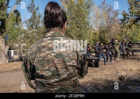 JEREWAN, ARMENIEN – NOVEMBER 09: Armenische Zivilisten nutzen Holzschnitzelwaffen während eines Anfängertrainings für Kampf und Überleben, der von Ausbildern der VoMA Survival School durchgeführt wird, die von Veteranen eines früheren Krieges in Berg-Karabach gegründet wurde, mit dem staatlichen Mandat, neue freiwillige Rekruten militärisch auszubilden, die Armenien gegen jede ausländische Invasion verteidigen möchten. Der Kurs findet in einem verlassenen Innenhof in einem Vorort von Jerewan statt, der als militärisches Trainingszentrum nachgerüstet wurde. Armenien. Stockfoto