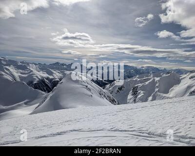 skimo, Skibergsteigen oberhalb von goms im Kanton wallis mit Blick auf den Matterhon. Wolkiger Tag in den Bergen Stockfoto