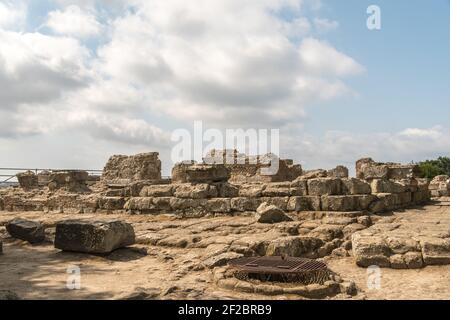 Antiker römischer Tempel in der archäologischen Stätte von Cuma, Kampanien, Italien Stockfoto