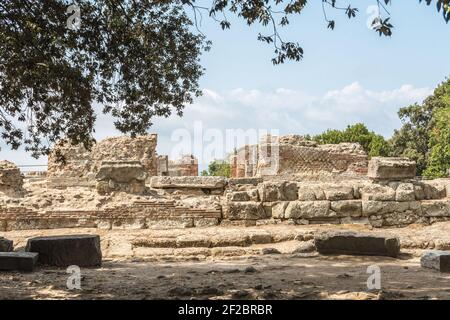 Antiker römischer Tempel in der archäologischen Stätte von Cuma, Kampanien, Italien Stockfoto