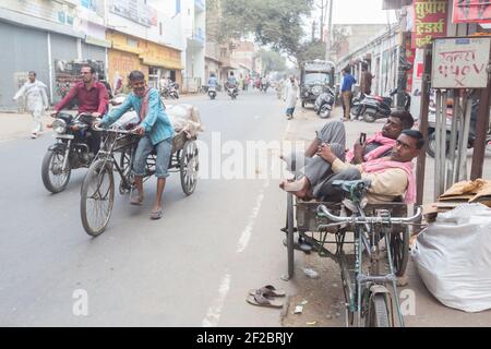 Indien, Mathura - Delveymen, die am Straßenrand ruhen, in Mathura Stockfoto