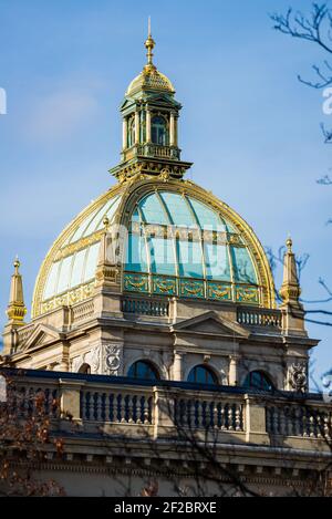 Prag, Tschechische republik - 18. Februar 2021. Details des Hauptturms auf dem Dach des Nationalmuseums über dem Wenzelsplatz Stockfoto