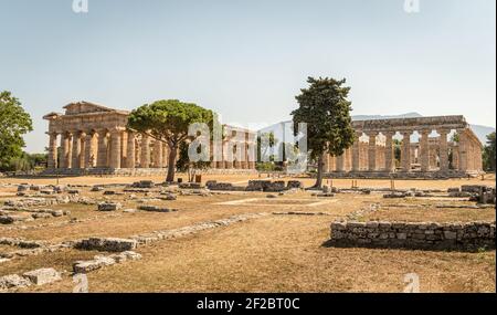 Archäologische Stätte von Paestum, archaischer Tempel und Tempel von Hera II (auch fälschlicherweise Neptun- oder Poseidon-Tempel genannt), Kampanien, Italien Stockfoto