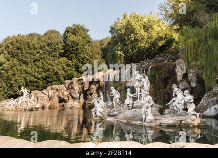 Reggia di Caserta, Kampanien, Italien, der Diana- und Actaeon-Brunnen am Fuße der Großen Kaskade in den königlichen Gärten Stockfoto