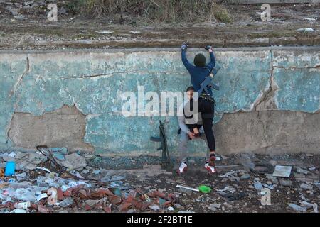 JEREWAN, ARMENIEN – NOVEMBER 09: Armenische Zivilisten nehmen an einem Kampfkurs für Anfänger und Überlebenstraining Teil, der von Lehrern der VoMA Survival School durchgeführt wird, die von Veteranen eines früheren Krieges in Berg-Karabach gegründet wurde, mit dem staatlichen Mandat, neue freiwillige Rekruten militärisch auszubilden, die Armenien gegen jede ausländische Invasion verteidigen möchten. Der Kurs findet in einem verlassenen Innenhof in einem Vorort von Jerewan statt, der als militärisches Trainingszentrum nachgerüstet wurde. Armenien. Stockfoto