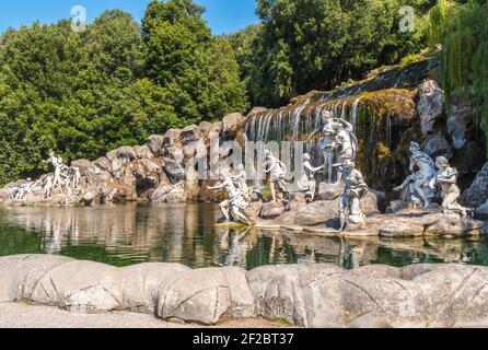 Reggia di Caserta, Kampanien, Italien, der Diana- und Actaeon-Brunnen am Fuße der Großen Kaskade in den königlichen Gärten Stockfoto