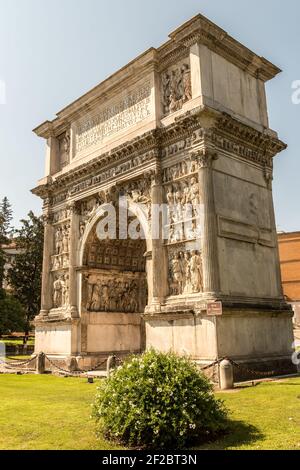 Der Trajansbogen (italienisch: Arco di Traiano) ist ein alter römischer Triumphbogen in Benevento, Süditalien. Es wurde zu Ehren des Kaisers errichtet Stockfoto