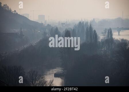 Podoli Viertel im Winter Dunst am Moldaufluss in Prag, Tschechische republik Stockfoto