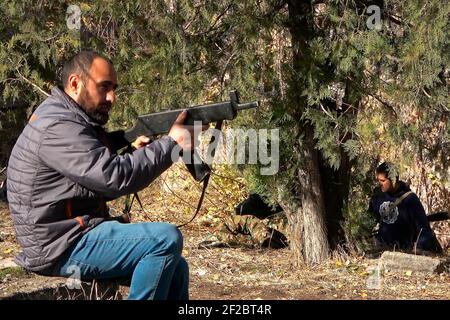 JEREWAN, ARMENIEN – NOVEMBER 09: Ein armenischer Zivilist hält während eines Anfängertrainings für Kampf und Überleben, der von Ausbildern der VoMA Survival School durchgeführt wird, die von Veteranen eines früheren Krieges in Berg-Karabach gegründet wurde, mit dem staatlichen Mandat, neue freiwillige Rekruten militärisch auszubilden, die bereit sind, Armenien gegen jeden zu verteidigen Ausländische Invasion. Der Kurs findet in einem verlassenen Innenhof in einem Vorort von Jerewan statt, der als militärisches Trainingszentrum nachgerüstet wurde. Armenien. Stockfoto