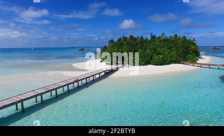 Tropische Insel auf den Malediven, Luftpanorama. Wunderschöne Paradiesinsel mit weißem Sand, Kokopalmen und kristallklarem türkisfarbenem Wasser. Stockfoto