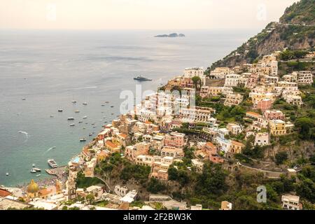 Die Stadt von Positano vom Weg Gottes (Sentiero degli dei) zwischen Positano und Amalfi an der Amalfitan Küste (Costiera amalfitana) in Kampanien, Es Stockfoto