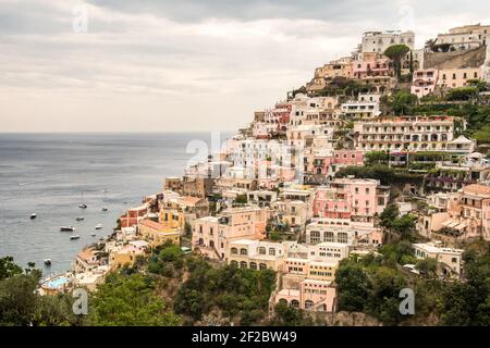 Die Stadt von Positano vom Weg Gottes (Sentiero degli dei) zwischen Positano und Amalfi an der Amalfitan Küste (Costiera amalfitana) in Kampanien, Es Stockfoto