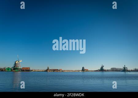 Die historische Windmühle De Kat in Zaanse Schans, Zaandijk, Niederlande. Stockfoto