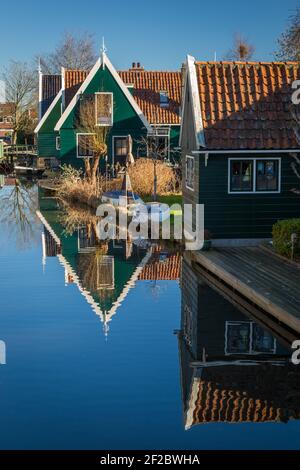 Häuser auf Orgelmakersgracht, Zaandijk, Niederlande. Stockfoto