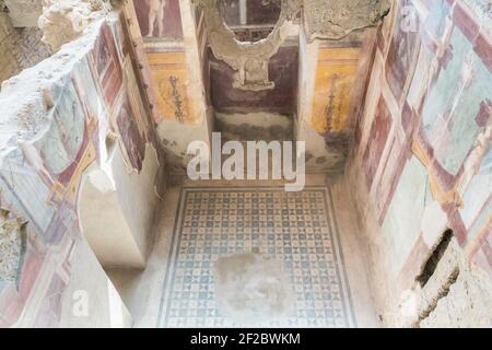 Casa del criptoportico (Haus des Cryptoporticus) in der antiken römischen Stätte von Pompeji, in der Nähe von Neapel. Auf der lateinischen Inschrift 'Amantes, ut Affen, Stockfoto