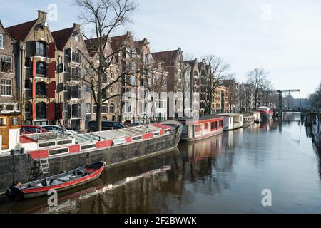 Hausboote auf Brouwersgracht und Oranjebrug, Amsterdam, Niederlande. Stockfoto