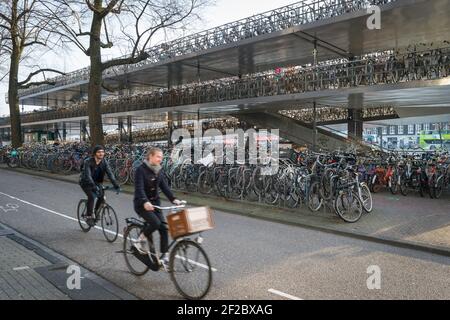 Mehrstöckige Fahrradparkplätze vor der Centraal Station, Amsterdam, Niederlande. Stockfoto