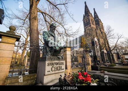 Prag, Tschechische republik - 24. Februar 2021. Grab mit Skulptur des Schriftstellers Swatopluk Cech Stockfoto