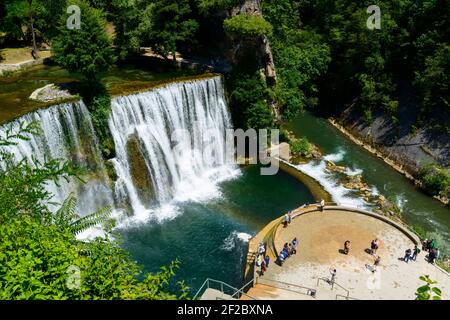 Die 22 Meter hohen Pliva Wasserfälle in Jajce, Bosnien und Herzegowina. Stockfoto