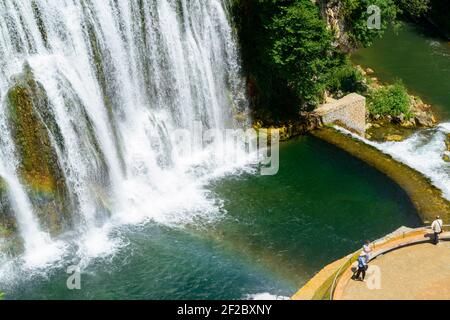 Die 22 Meter hohen Pliva Wasserfälle in Jajce, Bosnien und Herzegowina. Stockfoto