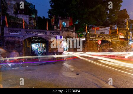 Der Verkehr mit Motorrad in den Straßen von Hanoi in Vietnam Stockfoto