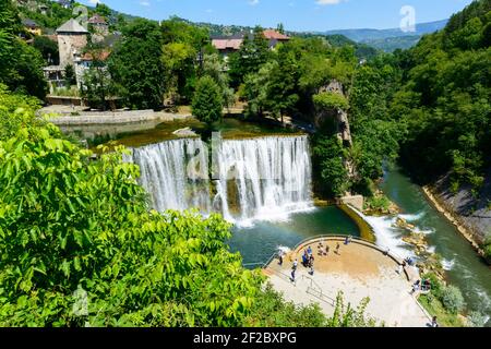 Die 22 Meter hohen Pliva Wasserfälle in Jajce, Bosnien und Herzegowina. Stockfoto